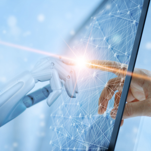 Symbolbild für Intelligente Automatisierung: Menschliche Hand und Roboterhand berühren sich