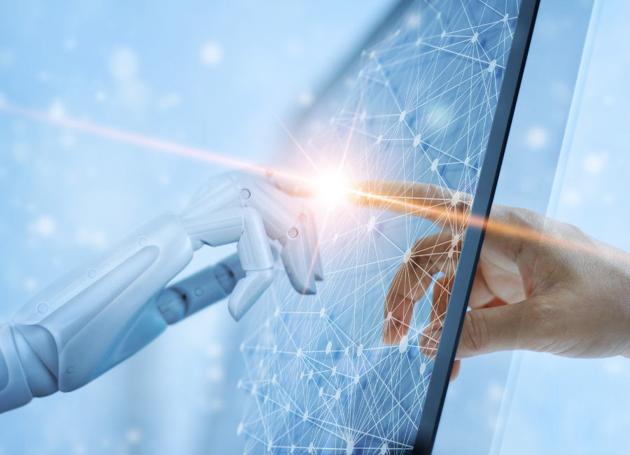 Symbolbild für Intelligente Automatisierung: Menschliche Hand und Roboterhand berühren sich