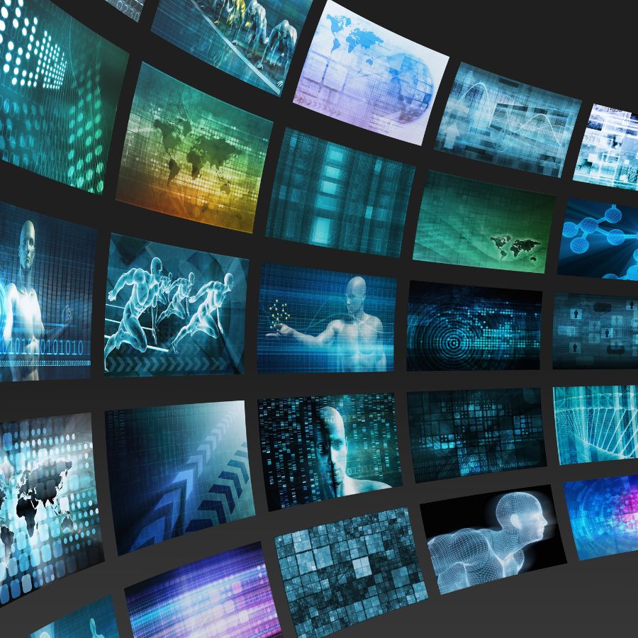 Digitale Wand mit zahlreichen Bildschirmen, die futuristische Visualisierungen zeigen – darunter künstliche Intelligenz, Datenströme, humanoide Figuren und Weltkarten; Symbolbild für technologische Entwicklung und künstliche Intelligenz.