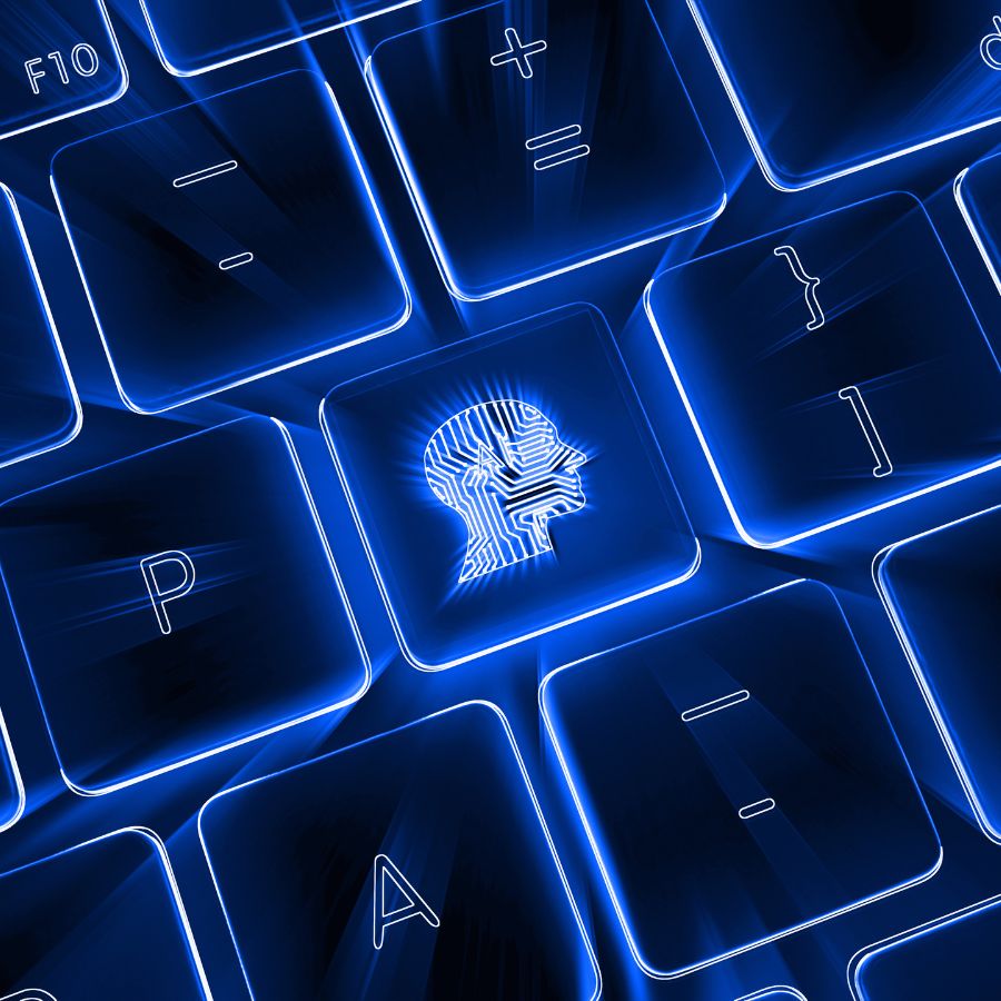 Leuchtend blaue Computertastatur mit hervorgehobener Taste, die ein stilisiertes Profil eines menschlichen Kopfes mit Leiterbahnen zeigt – Symbol für künstliche Intelligenz und digitale Denkprozesse.