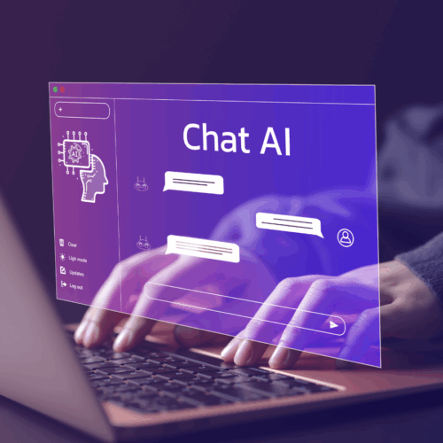 Eine Person tippt auf einem Laptop, während eine transparente Benutzeroberfläche mit der Aufschrift „Chat AI“ und Chatblasen über dem Bildschirm eingeblendet ist – symbolisch für den Einsatz von KI-gestützter Chatsoftware.