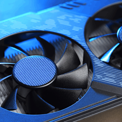 Nahaufnahme eines Lüfters auf einer modernen Grafikkarte mit blau-schwarzem Gehäuse – symbolisch für Hochleistungshardware im KI-Bereich.