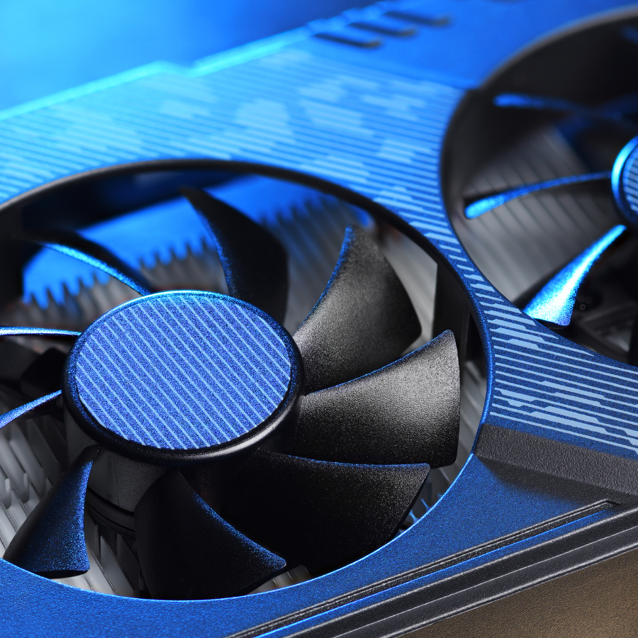 Nahaufnahme eines Lüfters auf einer modernen Grafikkarte mit blau-schwarzem Gehäuse – symbolisch für Hochleistungshardware im KI-Bereich.