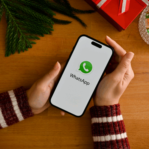 Person hält ein Smartphone mit geöffnetem WhatsApp-Startbildschirm – symbolisiert die Nutzung von WhatsApp, passend zum Thema Messaging, Kommunikation oder neue Werbemöglichkeiten auf der Plattform.